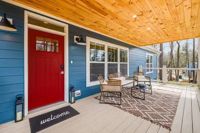 Image de Stylish & Modern Home 15 mins to Dt Avl-Games, Grill, 2 Porches, Stocked Kitchen