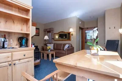 Image de Palisades Tahoe Rental at Olympic Village Inn - Deluxe Bedroom Suite