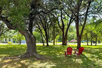 Image de Relax & Unwind in this quiet home with beautiful trees