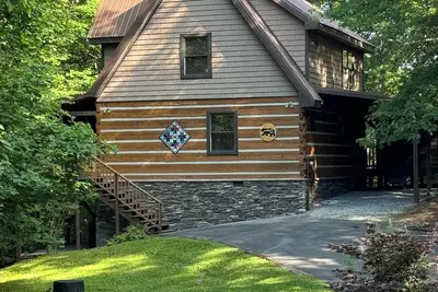 Image de A~Bears Den- Pet Friendly, Hot Tub, 2 King Suites, Minutes to Gsmnp!