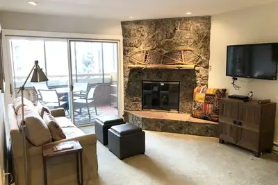 Image de Mountain Modern 2-bedroom condo with Summer Pool and garage parking