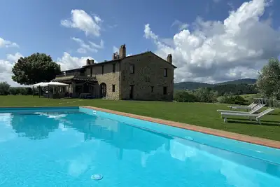 Image de Villa 'Le Buccole Country House' avec vue sur les collines pérugines, Wi-Fi et air conditionné.
