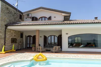Image de Villa avec piscine privée, Wi-Fi et climatisation