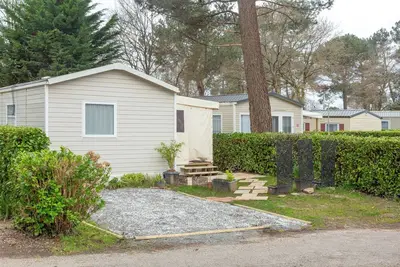 Image de Mobile Home 'Tout Confort Bora Bora' avec piscine partagée, terrasse privée et jardin privé