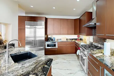 Image de Mountain-view townhome with pool\/hot tub access - walk to ski lifts