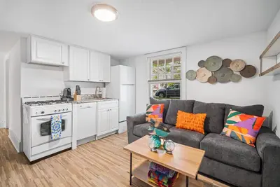 Image de Cozy 2br Apartment - 1 Block to the Beach!