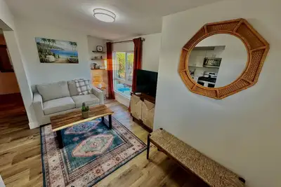 Image de Cozy 1-bedroom apartment with dedicated office and gorgeous mountain views.
