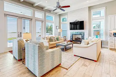 Image de Luxury bayfront home with plunge pool, outdoor kitchen, docks, kayaks & SUPs