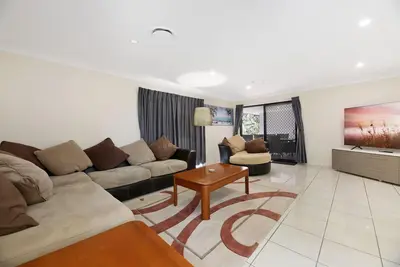 Image de Glorious 5-Bed Amidst Nature in Burleigh Heads