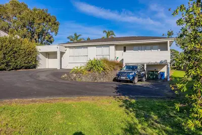 Image de Stand-Alone Sunny Modern 3 Bedroom Home - North Shore