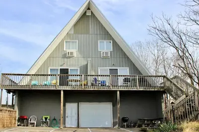 Image de Lakefront Chalet #27 w/ Beach Access, Pools, Sport Courts, Fishing Pond & more!