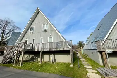 Image de Chalet on the Lake 44 w/ Beach Access, Pools, Sport Courts, Fishing Pond & more!