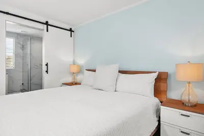 Image de An inviting and modern apartment close to the beach