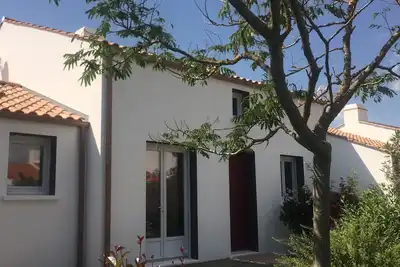 Image de Belle et grande maison ensoleillée en bord de mer, proche tout commerce!