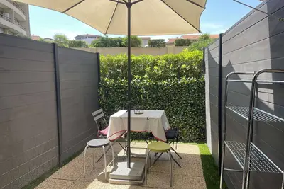 Image de Studio en Rez-de-Jardin à Cannes la Bocca – Accès Plages, Terrasse Privée
