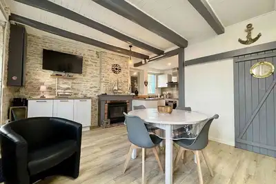 Image de Charmante Maison Rénovée avec Cour-Wifi Gratuit, 2 Chambres, Proche Commerces, Saint-Georges-d'Oléron