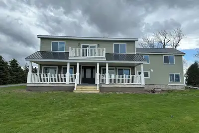 Image de ~~Beautiful Waterfront Family Getaway: Immerse Yourself in Nature's Beauty! ~~