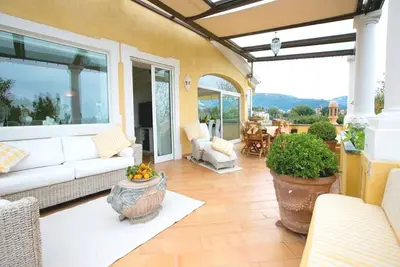 Image de Spacious & elegant three-bedroom apartment for up to 7 people near Sorrento