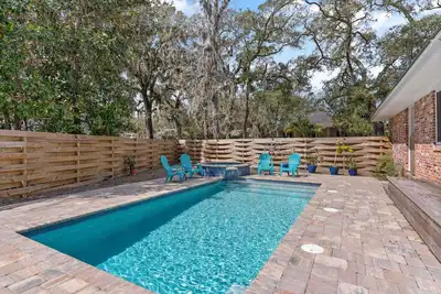 Image de Relax-N-Sea located near the village, sleeps 7 with pool and spa