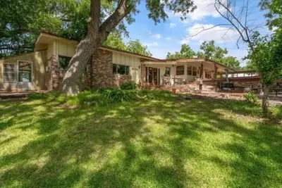 Image de Eclipse Totality! Just listed. Quiet, creekside house on 3 acres!