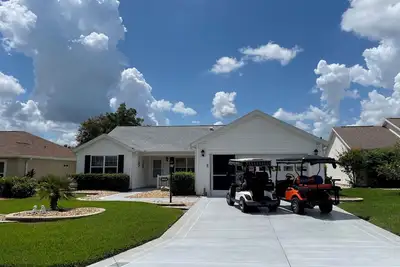 Image de Modern Elegance in The Villages w/2 Golf Carts, Bbq Grill, & Cozy Fireplace!