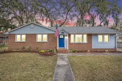 Image de Renovated: 6 min to Parris Island - 10 min to downtown - Family Gem - Beach Pass