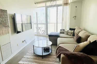 Image de 1Bed+Den/1Bath Downtown Condo - Connected to Union Station & Scotiabank Arena!