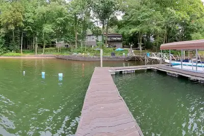 Image de 5, 000 Sf Luxury  Rental On Lake Norman W\/ Free Pontoon Boat. Accomodates 16