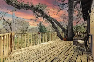 Image de Ut Tree House w/ Creekside Comfort, Fenced Yard❤️ Near Moody & Dkr