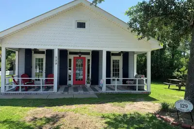 Image de Ground level home steps from the beach in Waveland
