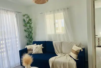 Image de Elegant and Charming Cozy Apart. Close to everything!