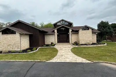 Image de Charming 3-bedroom lake front house in fabulous Granbury with WiFi, Ac, Dock\n