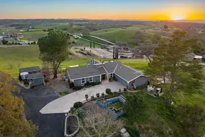 Image de Freshly remodeled home in the heart of Paso Robles Wine Country.