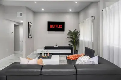 Image de Luxury 3 Bedroom House, 20 minutes to the Beach & 10 Minutes to the HardRock