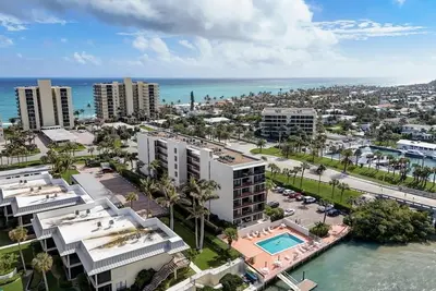 Updated Jupiter Island Condo! Calling Beach Lovers! Beaches Surround this Gem.