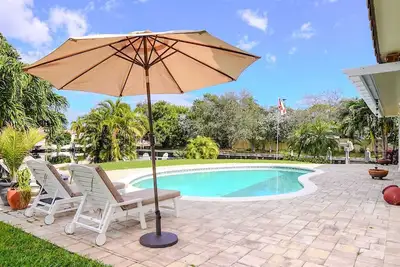 Image de New! Amazing Waterfront Island Breezes - Heated Pool, Dock!