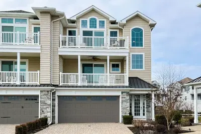 Image de Luxurious coastal getaway with multiple balconies, patio, & stunning ocean views