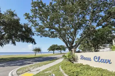 Image de Walk to the Beach from this tranquil Beau Clair condo in Long Beach, Ms!