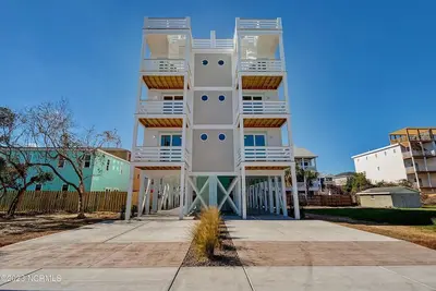 Image de Sea La Vie, 5 Br, 4. 5 Bath Townhome, 1 block to beach