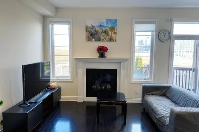 Image de Richmond Hill/near Yonge Street/Hardcover\ntownhouse/ Four rooms full of sunshine