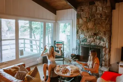 Image de Lake-side newly-renovated stylish cottage - pet friendly!