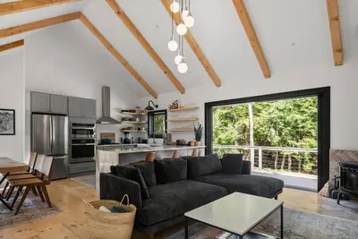 Image de Brand new Beautiful Modern Clean Home On River