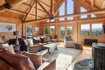 Image de Mountain Majesty: Timber Lodge with Stunning Views