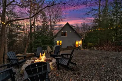 Image de Pet-friendly serene cabin with air hockey and fire pit