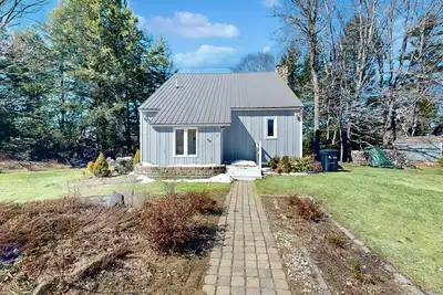 Mtn-view home with large deck, wood stove, firepit, grill, streaming, W\/D, & Ac