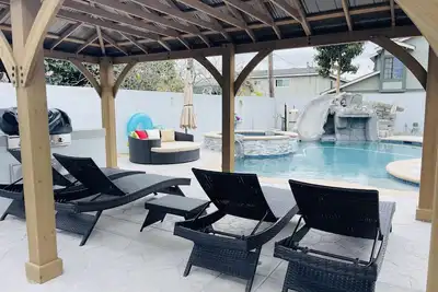Image de Brand New Modern Retreat, Pool, Spa Close Beaches, Disneyland, Anaheim Convention.