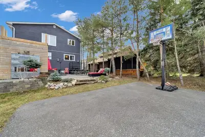 Image de Chalet in the Village w/ Hot Tub & Sauna!