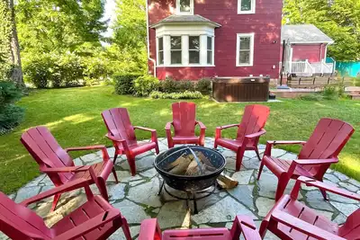 Image de 4 blocks to beach. 5 bed, 3 bath, sleeps 14. Big backyard w/ hot tub & fire pit.