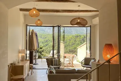 Image de Maison rénovée au coeur de Ménerbes. Vue unique!