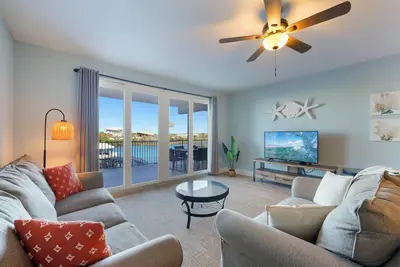 Image de New! 3br, Laketown Wharf #212 -Low Floor